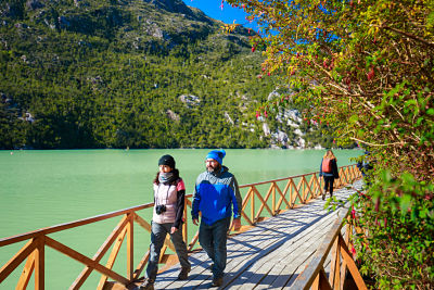 Pareja de turistas caminando por Carretera Austral