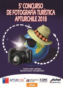 afiche donde destaca la imagen de un globo terráqueo vestido de turista, con sombrero, gafas negras y una cámara de fotografía. La imagen la acompaña el texto:  5°Concurso de Fotografía Turística APTUR Chile 2018