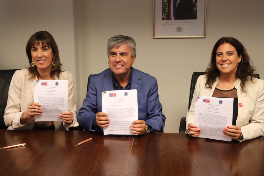 Directora nacional de Sernatur firma convenio con subsecretaria de Turismo y Asociación de Municipalidades turísticas